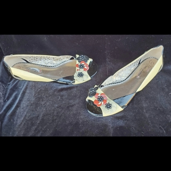 Poetic License London Open Toed Retro Design Leather Flowered Flats. - Picture 12 of 16